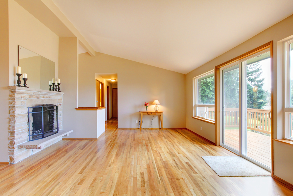 Empty,Living,Room,With,A,Fireplace,,Hardwood,Floor,And,Sliding