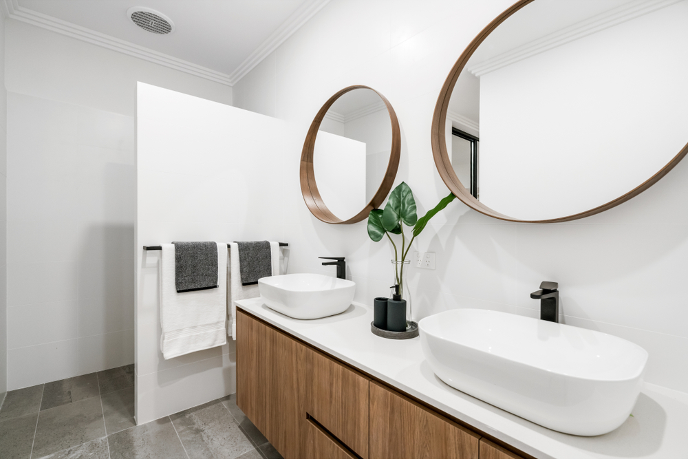 Large,Modern,Australian,Bathroom,Interior,With,White,Tiles,And,Round